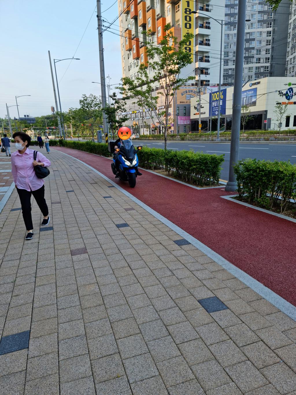 인도에  오토바이 수시로 이동함