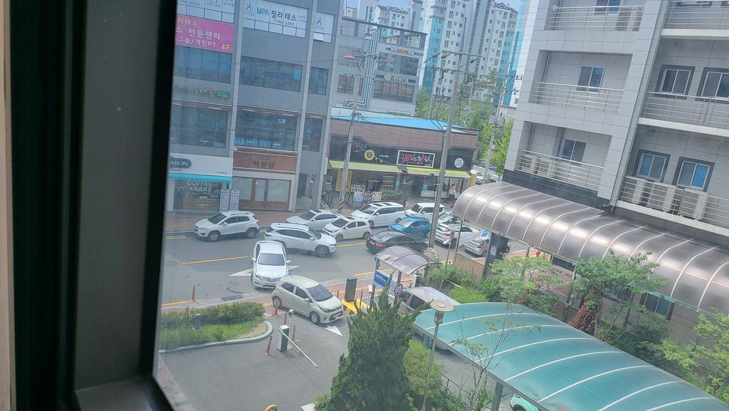 BYC 건물뒤 골목 불법주차로 인한 차량정체