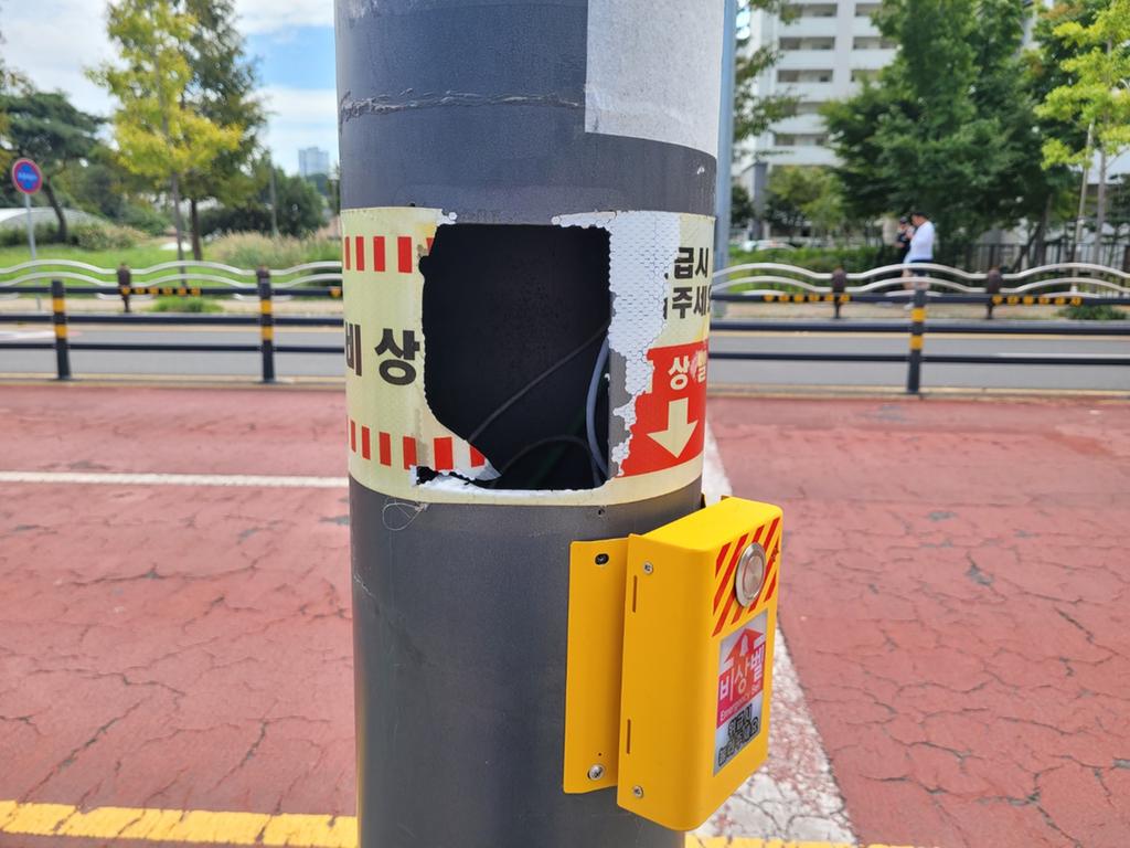 cctv 전봇대 구멍