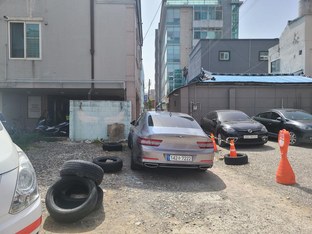 불법주차 차량 7222 좌측에 빌라 주차장이고 골목 통행로입니다