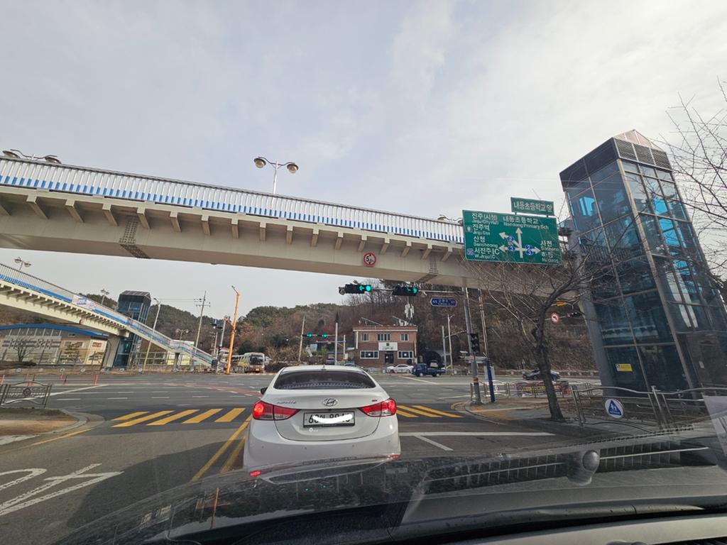 휴먼빌과 내동초 사이 육교에 설치된 고장난 엘리베이터