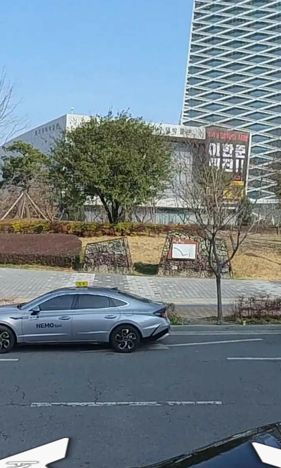 사진상 공원안내문이 붙어있는 곳의 뒤쪽