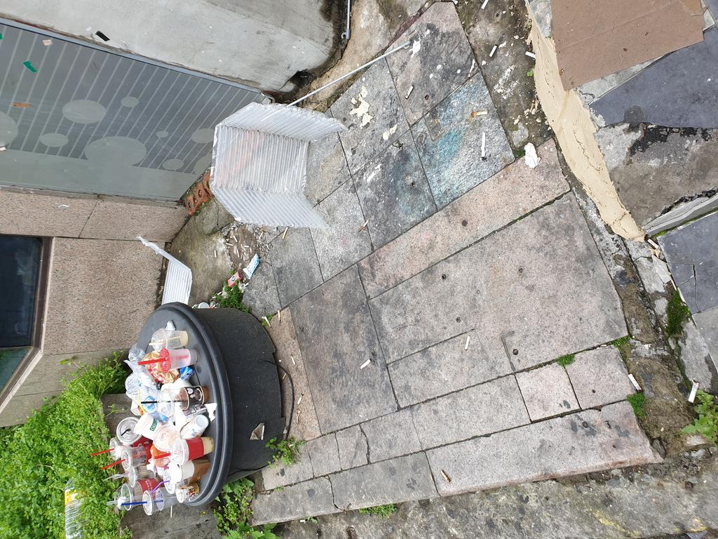 버려지는 쓰레기들과 담배꽁초