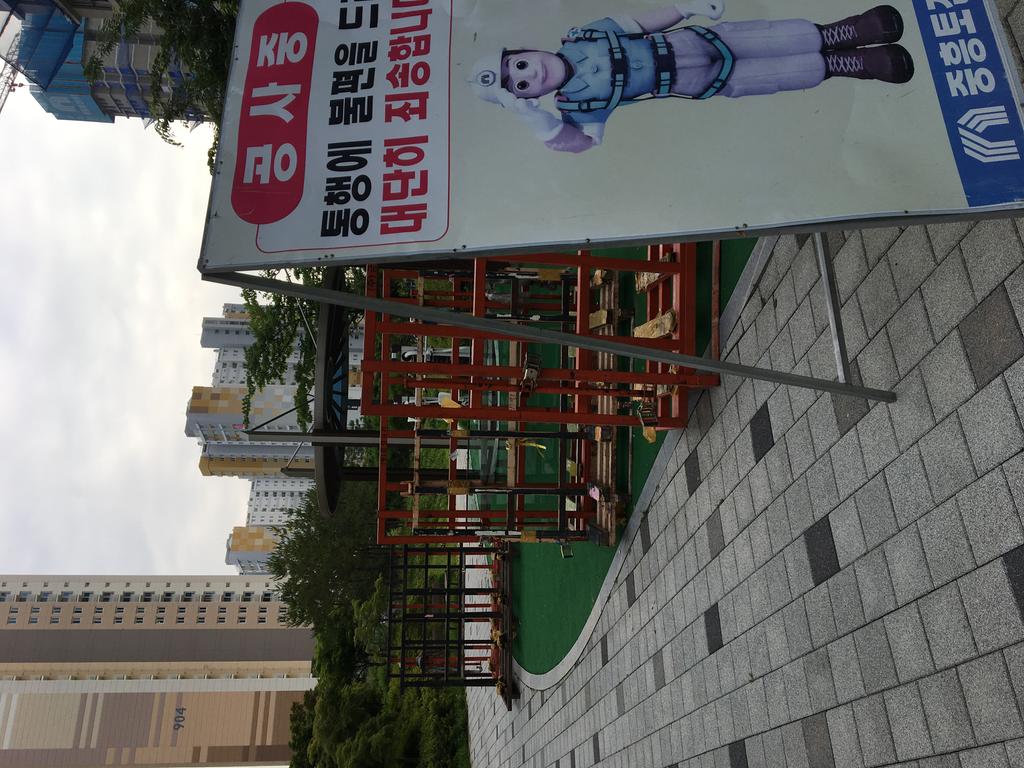 운동기구가 놓여져 있는 공원 내 공공장소에 공사물자 보관 및 관리 부실, 치울 때 공원내 지게차 진입.
