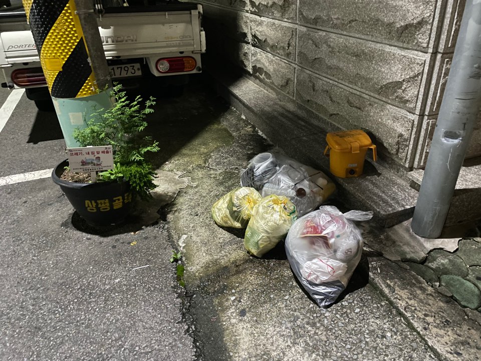 건물 앞 전봇대, 쓰레기 불법투기 금지용 화분이나 늘 버리고 있으며, 추측컨데 한 가구인 듯 합니다.