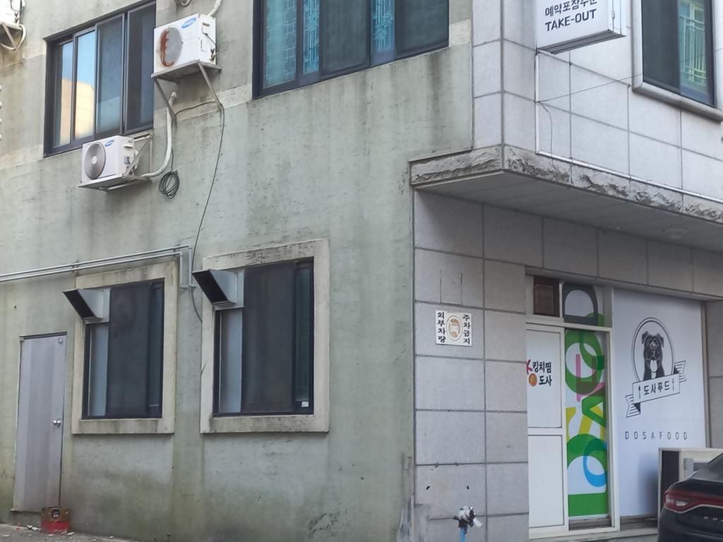 조리냄새를 위해 집진장치나 설비가 없이 창문에 환기구만으로 되어 있습니다.