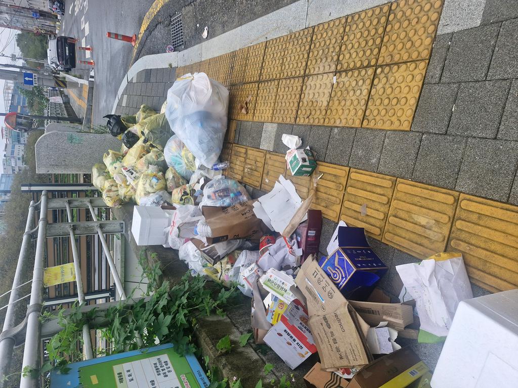 무단투기된 쓰레기가 가좌천을 더 더럽히고 있습니다