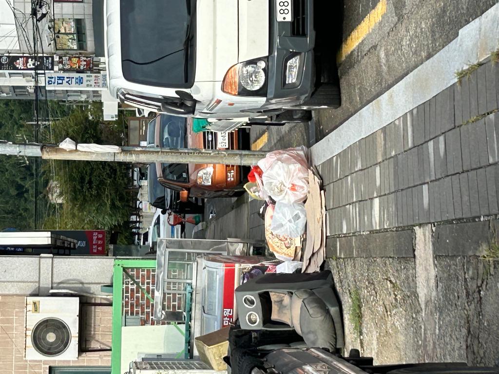 인도를 막은 쓰레기들 -초전 동부 새마을금고 맞은편