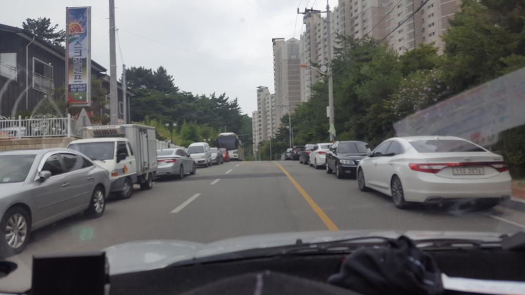 양쪽으로 불법주차되어 있는 차량들