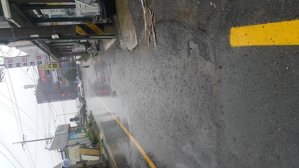 그쪽만 푹 파져서 물이 고입니다