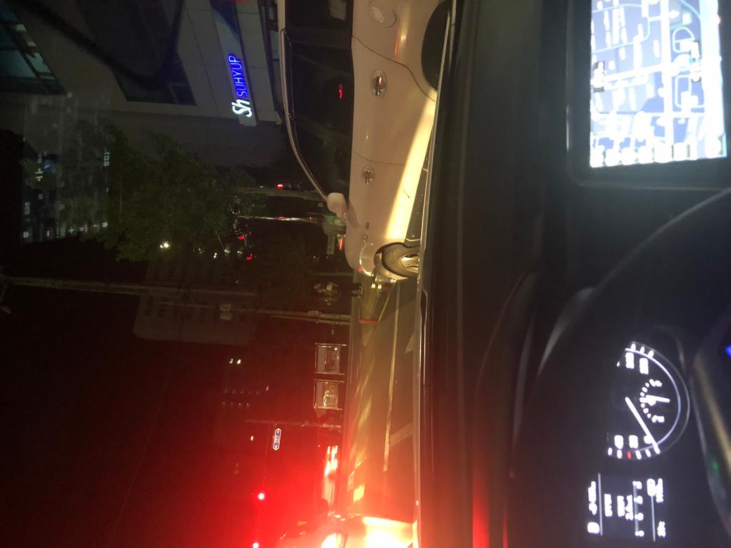 주야간을 상관없이 해당구역(가좌호탄동 수협사거리)에 불법차량으로 우회전시 불편초래