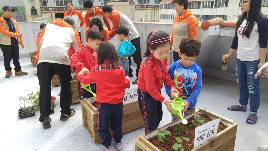 옥상 텃밭상자 전달 및 어린이 텃밭체험