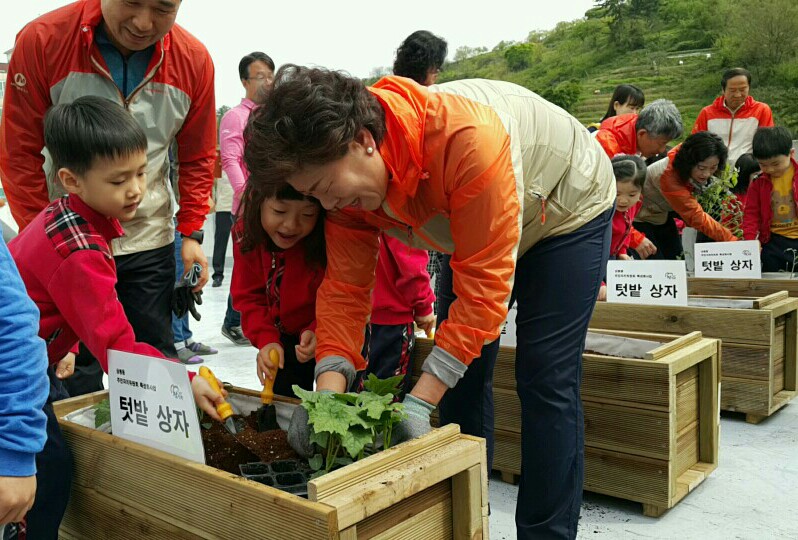 옥상 텃밭상자 전달 및 어린이 텃밭체험입니다