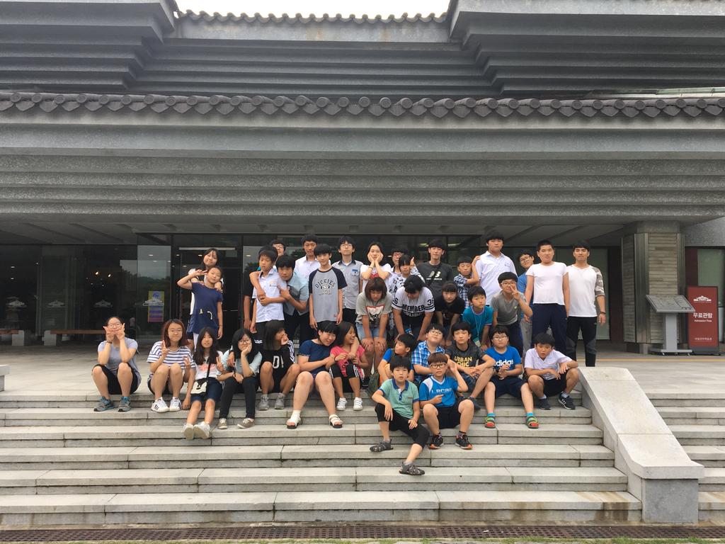 박물관에 들어가기 전 다들 들뜬 모습^^*