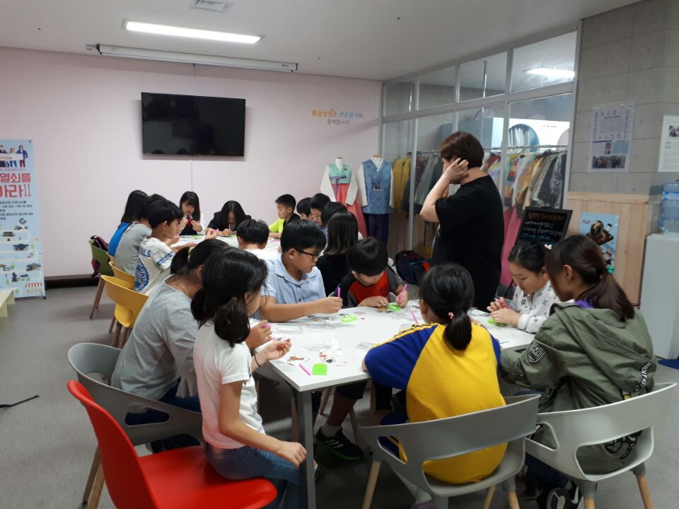 부모님 앞이라서 더 의젓한 모습으로 토탈 공예 수업해요