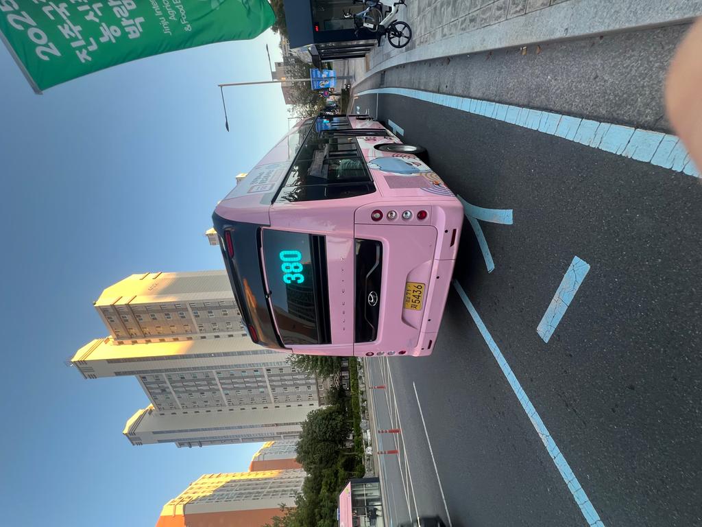 버스에서 누군가가 잘못 벨을 눌렀는데 사과를 안한다고 출발을 안하심 그래서 제가 누르지 않았는데 출발할 기미가 안 보여 제가 잘못 눌렀나봅니다 죄송합니다라고 했는데 니가 누른거면 니가 누른거지 눌렀나봅니다는 뭐냐면서 욕을 오지게 박으심 패드립까지하심 가정교육을 어떻게 받았냐고  하셔서 마음이 매우 불편했습니다 제가 3년동안 학교를 다니면서 이런적이 한 두번도 아니고 반성에 오는 버스 기사님들 너무 불친절합니다 제발 고쳐주세요 지금 이 버스는 380 이반성교차로에서 16:40분에 나오는 버스입니다