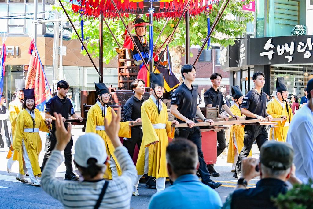 예술과 드라마 그리고 남강에 스민 빛으로 완성된 10월의 진주