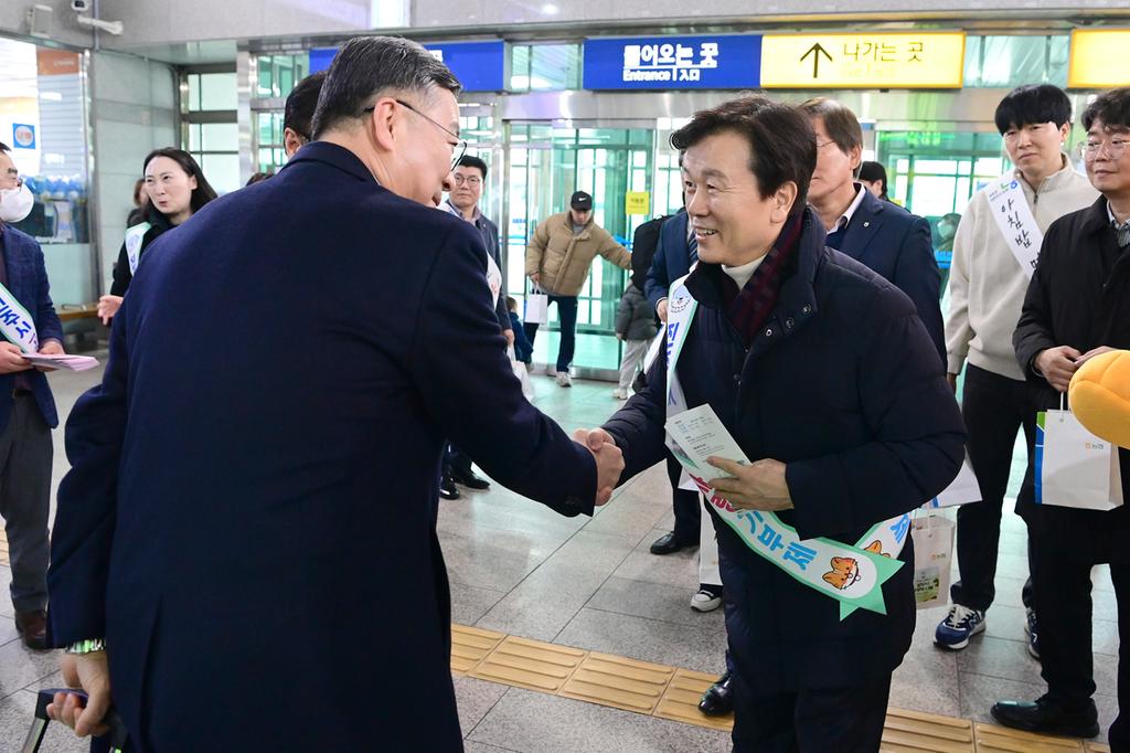 조규일 진주시장 진주역에서 설 명절 귀성객에 환영 <b class=