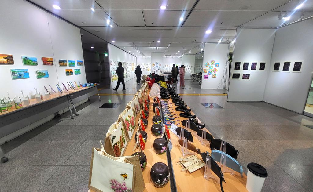 진주시 경로당 어르신 문화예술 작품 전시회 개최