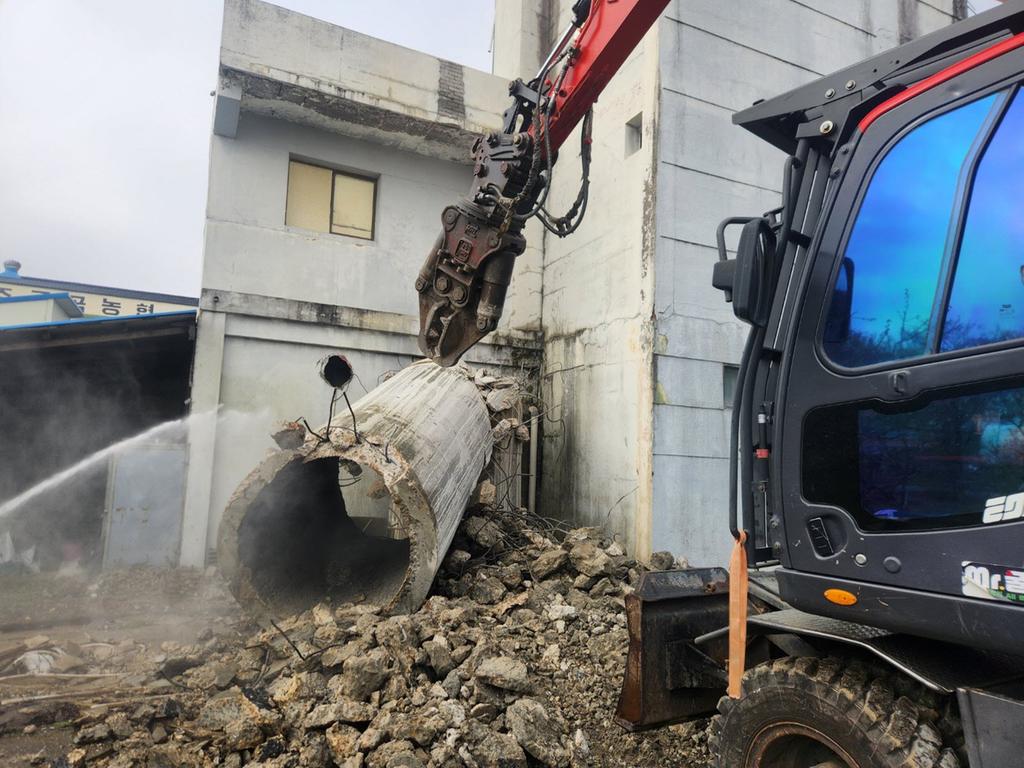 진주시 노후 굴뚝 <b class=