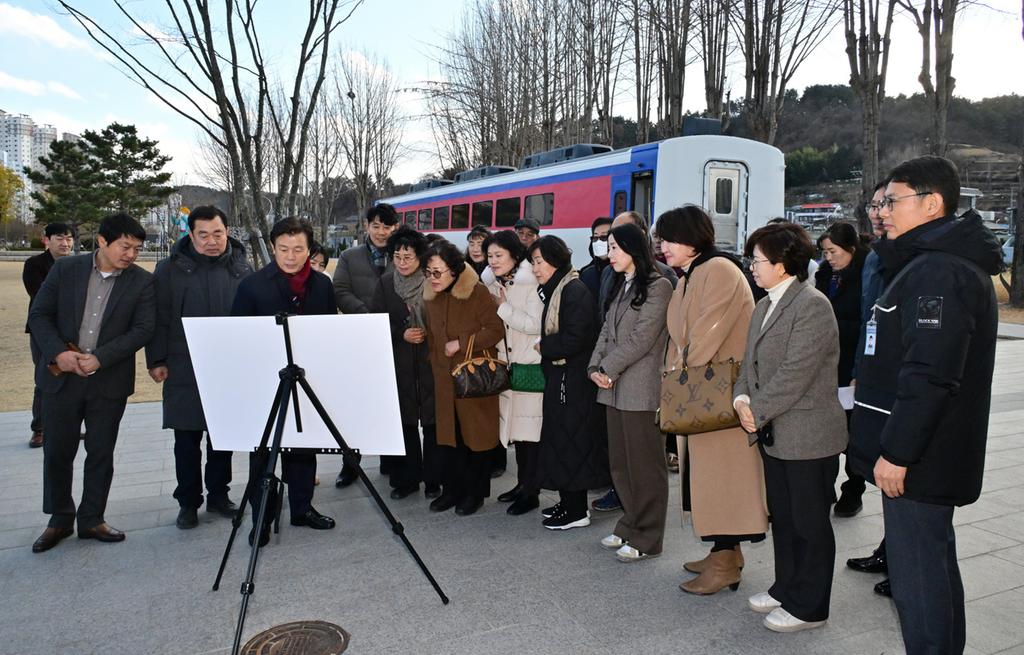 진주시 철도문화공원 내 기차 전시<b class=