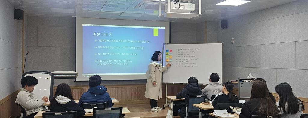 <b class=