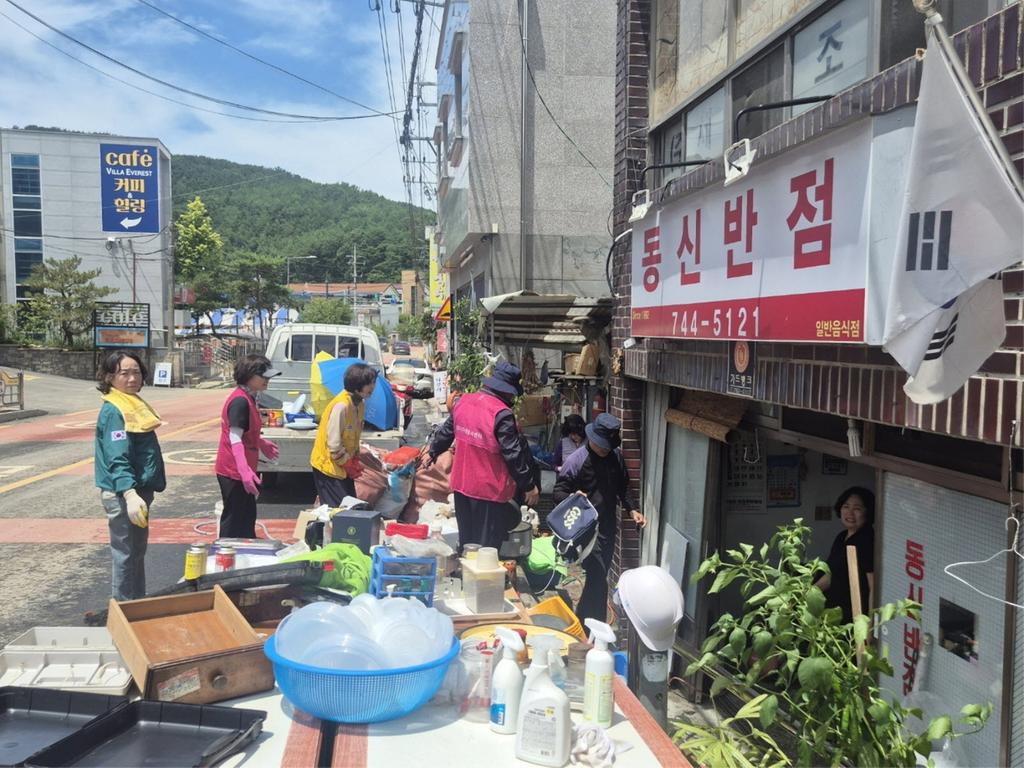 진주시자원봉사단체협의회 집중호우 피해지역서 수해 복구 봉사활동 펼쳐