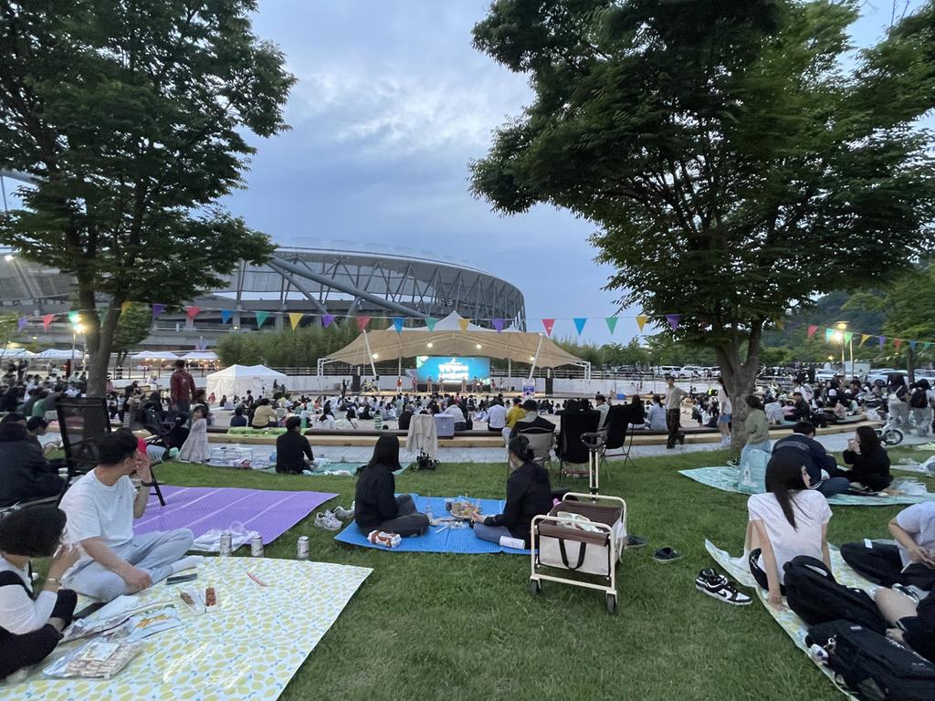 2025 달빛영화제 및 나이트마켓 첫 번째 밤을 밝히다