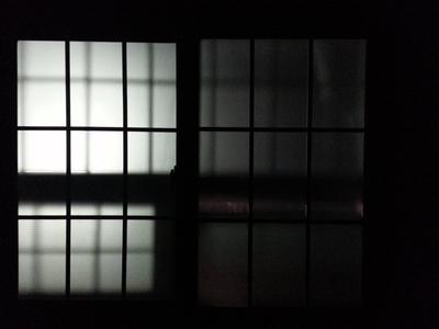 휴대폰 카메라로 찍은 사진이며 밤 열두시 경에 창문으로 들어오는 가로등 불빛을 찍은 사진