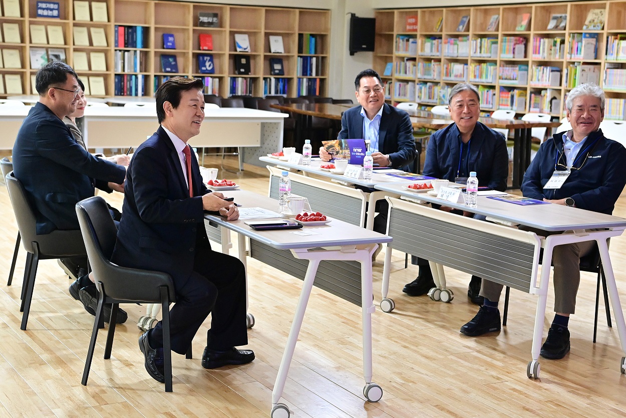 허경수 코스모 그룹 회장 그룹 경영인들과 함께 진주 방문 (1).jpg
