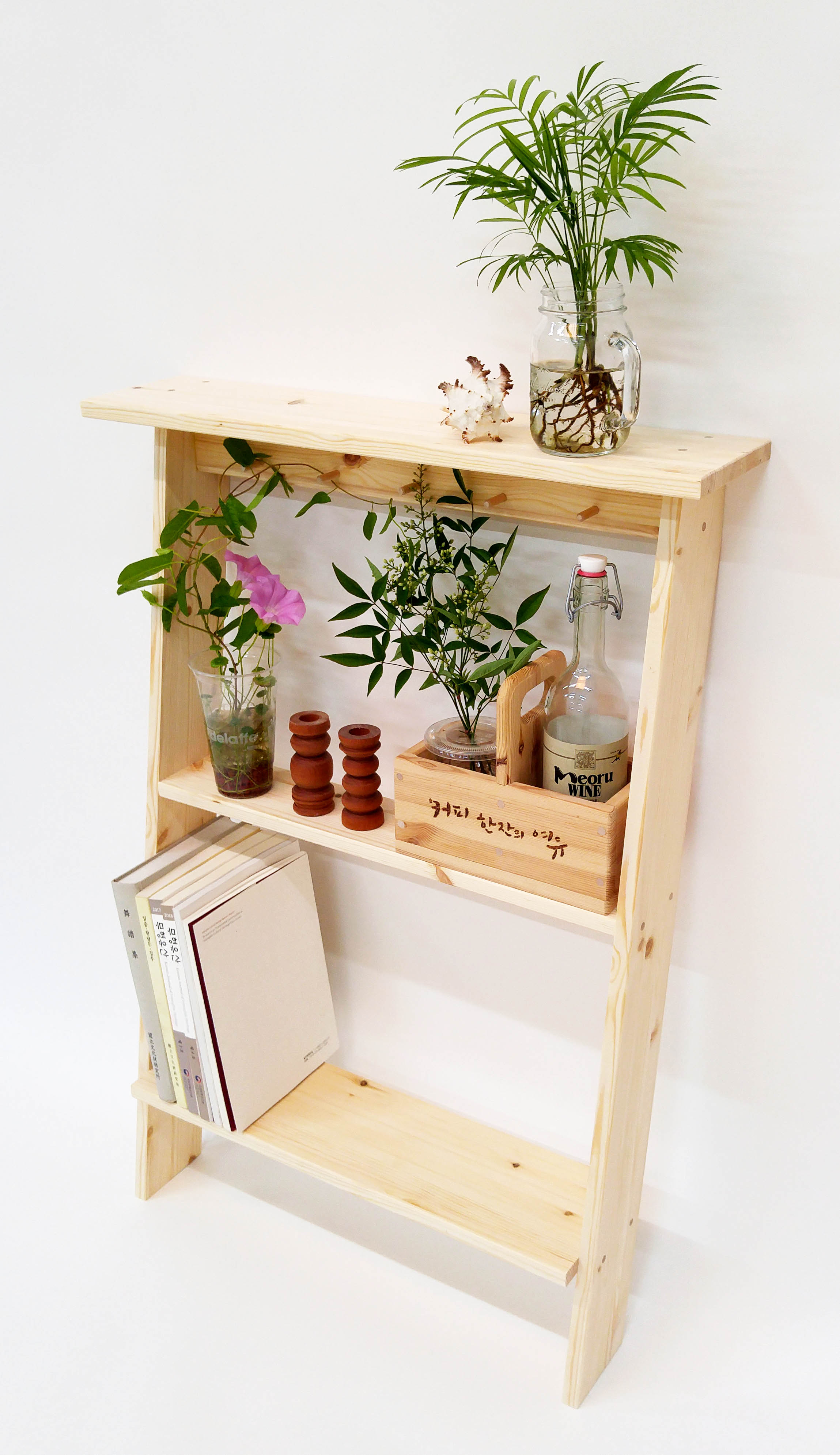 집안에 들인 초록 화분으로 힐링하는 식물집사들이여~ 
칸칸이 디스플레이 할 수 있는 사다리 벽선반(wide)로
플랜테리어를 감각적으로 완성해 보아요.
홈카페 책장으로도 강추합니다!

* 사이즈(mm) : 640x240[상판150]xH900

- 체험 인원 : 1회 15명 
- 체험 시간 : 주중(수), 주말(토) 오전 10:00~12:00  [각 1회]
- 체험 대상 : 청소년 이상 일반시민 
- 접수 방법 : 홈페이지 / 전화 ☎055-746-3633 / 현장방문 등을 통한 사.전.예.약!
- 체험 장소 : 진주시 명석면 광제산로 367 (1층 체험실)
- 체험 비용 : 기본체험료 + 재료비 >> 접수 당일 계좌이체
   [농협은행  301-0361-4856-81  진주시청 진주목공예전수관(문화유산과)] 
*  체험 예약자 이름으로 입금 / 익일 입금 확인 후 신청완료 알림톡 발송


* 진주목공예전수관에서는 디자인을 자체개발하여 재료를 직.접. 준비합니다.
   예약 인원에 맞춰 목재를 재단하고, 한장 한장 트리머 작업을 거쳐야 하므로 
   당일 현장접수는 불가하오니 꼭 사.전. 예.약. 바랍니다~!
* 체험시간은 품목 별 난이도에 따라 1시간에서 최대 2시간 가량 소요됩니다.
* 디스플레이 소품 불포함 / 디자인 및 사이즈가 변경될 수 있습니다.