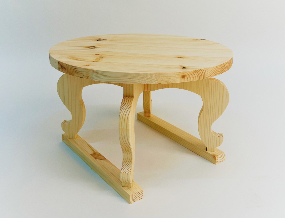 호족(호랑이 다리)형의 좌식 소반에서 느긋하게 즐기는 티~타임!
전통과 현대가 어우러진 찻상으로 이색적인 홈카페를 연출해 보아요.
1인 혹은 2인용으로  적당한 미니 사이즈입니다.

집안 한 코너에 멋진 화분 받침대로 활용하는 센스!
오리엔탈 인테리어를 완성하는 오브제로도 좋답니다. 

* 사이즈(mm) : 원형 지름 370 x H230

- 체험 인원 : 1회 15명 
- 체험 시간 : 주중(수), 주말(토) 오전 10:00~12:00  [각 1회]
- 체험 대상 : 청소년 이상 일반시민 
- 접수 방법 : 홈페이지 / 전화 ☎055-746-3633 / 현장방문 등을 통한 사.전.예.약!
- 체험 장소 : 진주시 명석면 광제산로 367 (1층 체험실)
- 체험 비용 : 기본체험료 + 재료비 >> 접수 당일 계좌이체
   [농협은행 301-0361-4856-81 진주시청 진주목공예전수관 문화유산과] 
*  체험 예약자 이름으로 입금 / 익일 입금 확인 후 신청완료 알림톡 발송

* 진주목공예전수관에서는 디자인을 자체개발하여 재료를 직.접. 준비합니다.
   예약 인원에 맞춰 목재를 재단하고, 한장 한장 트리머 작업을 거쳐야 하므로 
   당일 현장접수는 불가하오니 꼭 사.전. 예.약. 바랍니다~!
* 체험시간은 품목 별 난이도에 따라 1시간에서 최대 2시간 가량 소요됩니다.
* 디스플레이 소품 불포함 / 디자인 및 사이즈가 변경될 수 있습니다.