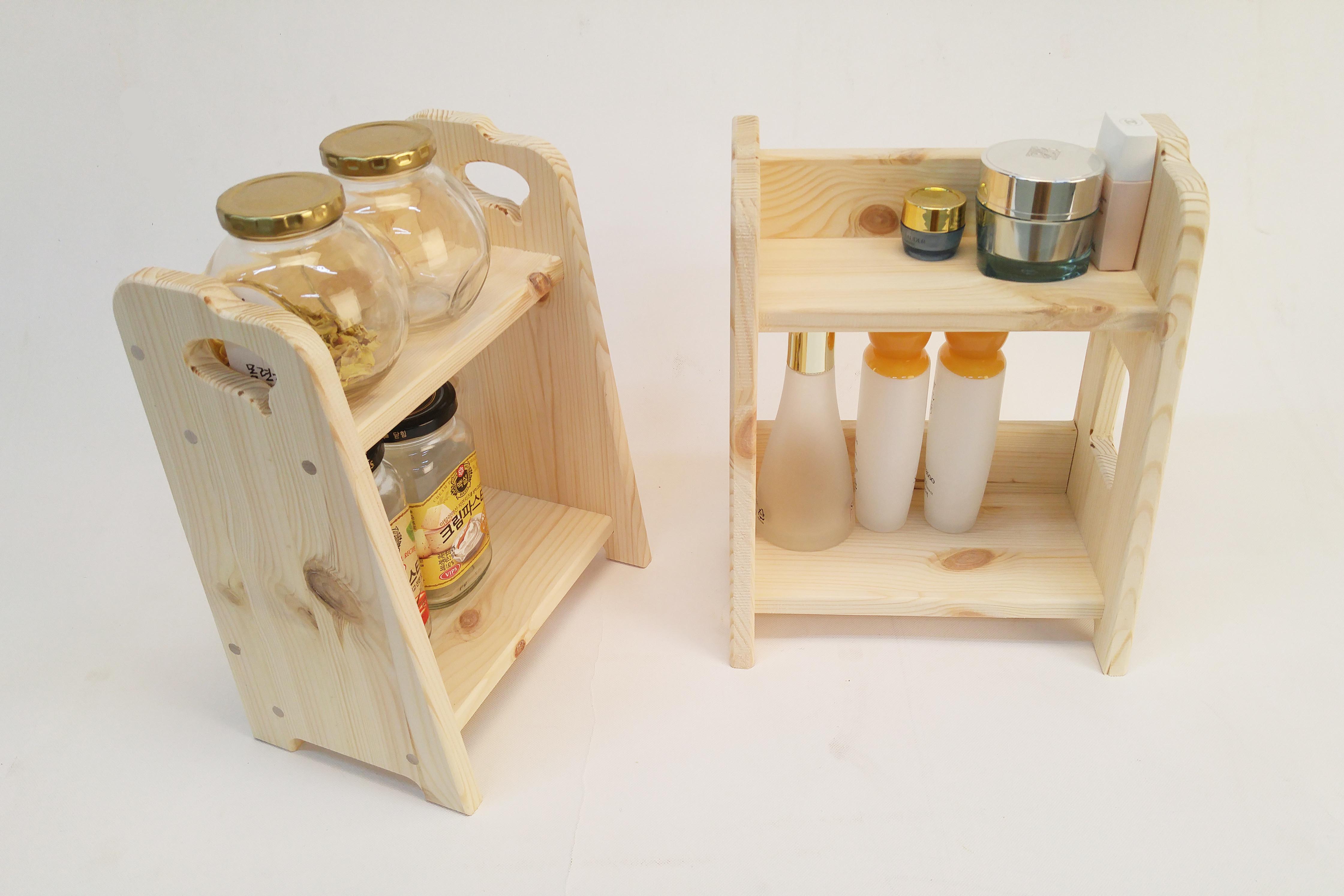 생활공간 곳곳에서 다양하게 활용할 수 있는 미니선반입니다.
주방에는 양념선반으로, 화장대에는 화장품선반으로 사용해 보세요~
* 사이즈(mm) : 240X150X300

- 체험 인원 : 1회 15명 
- 체험 시간 : 주중(수), 주말(토) 오전 10:00~12:00  [각 1회]
- 체험 대상 : 청소년 이상 일반시민 
- 접수 방법 : 홈페이지 / 전화 ☎055-746-3633 / 현장방문 등을 통한 사.전.예.약!
- 체험 장소 : 진주시 명석면 광제산로 367 (1층 체험실)
- 체험 비용 : 기본체험료 + 재료비 >> 접수 당일 계좌이체
   [농협은행 301-0361-4856-81 진주시청 진주목공예전수관 문화유산과] 
*  체험 예약자 이름으로 입금 / 익일 입금 확인 후 신청완료 알림톡 발송

* 진주목공예전수관에서는 디자인을 자체개발하여 재료를 직.접. 준비합니다.
   예약 인원에 맞춰 목재를 재단하고, 한장 한장 트리머 작업을 거쳐야 하므로 
   당일 현장접수는 불가하오니 꼭 사.전. 예.약. 바랍니다~!
* 체험시간은 품목 별 난이도에 따라 1시간에서 최대 2시간 가량 소요됩니다.
* 디스플레이 소품 불포함 / 디자인 및 사이즈가 변경될 수 있습니다.